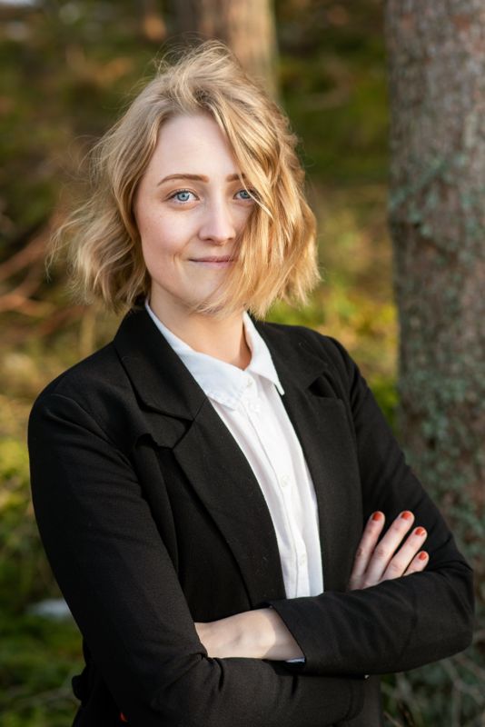 Elin Löf bilderboksdebuterar och är helt klart bekvämare med att uttrycka sig i bild än i text.