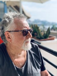 Ulf Lundell skriver sitt liv, och man kan aldrig veta vilken ton han ska anslå eller tematik han ska välja på följande sida.
