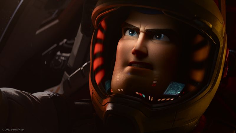 Toy story-spinoffen Lightyear fungerar som en bakgrundshistoria för figuren Buzz Lightyear.