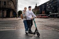 Flera personer ska inte åka på samma elsparkbräde. Bilden är tagen hösten 2020, personerna på bilden har inget samband med de olyckor som beskrivs i texten.