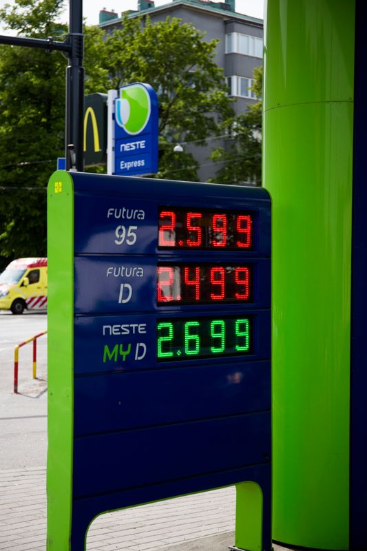 Enligt Polttoaine var det på tisdagen dyrast att tanka på Neste Oil Express bensinstationer och på ABC i Övre Malm och Sockenbacka, 2,6 euro per liter. Billigast att tanka bensin på Shell i Östra Helsingfors, 2,4 euro per liter.