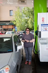  Johanna Mecklins tar inte längre bilen om bensinpriserna överstiger 4 euro litern. 