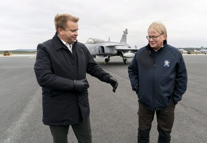 Finland och Sverige har haft tät dialog under Natoprocessen, men det är Finlands förtjänst att Sverige också söker medlemskap just nu, säger Pekka Haavisto. Här möts ländernas försvarsministrar Antti Kaikkonen och Peter Hultqvist vid en krigsmanöver i Rovaniemi i oktober 2020.