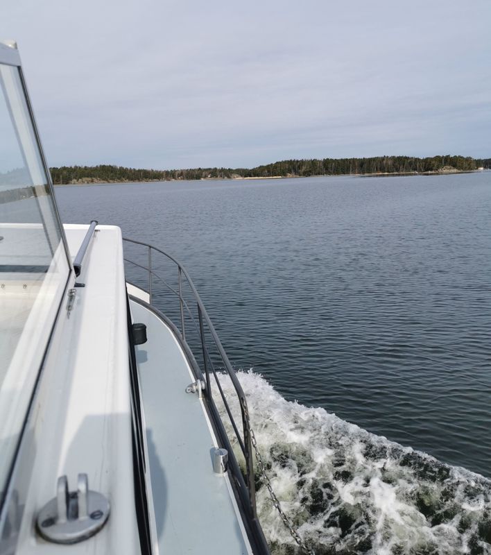 Till havs gäller samma egenskaper som på land. Båtföraren bör vara förutseende, planera sin rutt, tänka efter och följa med vädret.