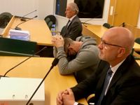 I februari i fjol högg den 59-årige mannen (i mitten) ihjäl sin tidigare flickvän i hennes trappuppgång i Esbo. Han har nu dömts av tingsrätten i västra Nyland till livstids fängelse för mord. T.h. försvarsadvokat Heikki Uotila och till vänster de anhörigas rättsbiträde, advokat Jarkko Jaatela. 