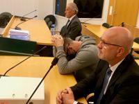 I februari i fjol högg den 59-årige mannen (i mitten) ihjäl sin tidigare flickvän i hennes trappuppgång i Esbo. Han har nu dömts av tingsrätten i västra Nyland till livstids fängelse för mord. T.h. försvarsadvokat Heikki Uotila och till vänster de anhörigas rättsbiträde, advokat Jarkko Jaatela.