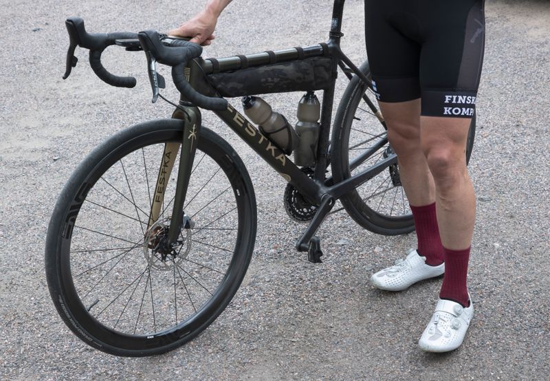 Johan Fagerudd har en specialdesignad ramväska för sin cykel.