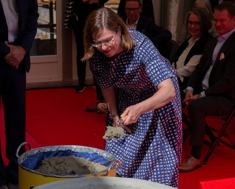 Anni Sinnemäki under murandet av grundstenen för Kulturkasernen.