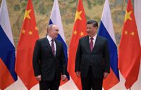 Bilden av Rysslands president Vladimir Putin och Kinas president Xi Jinping är tagen den 4 februari 2022 – tjugo dagar innan Ryssland inledde en fullskalig invasion av Ukraina. Flera menar att Kina visste om invasionen och att den i viss mån var planerad så att den skedde efter OS i Peking.