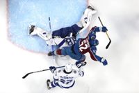 Artturi Lehkonen firar sitt 3–1-mål, framspelat av Mikko Rantanen. Colorado vann det första finalmötet mot Tampa Bay med 4–3 efter förlängning.