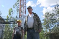 Reidar Westman och hans sonson Veeti tvingas leva i skuggan av en telemast i Saxby.