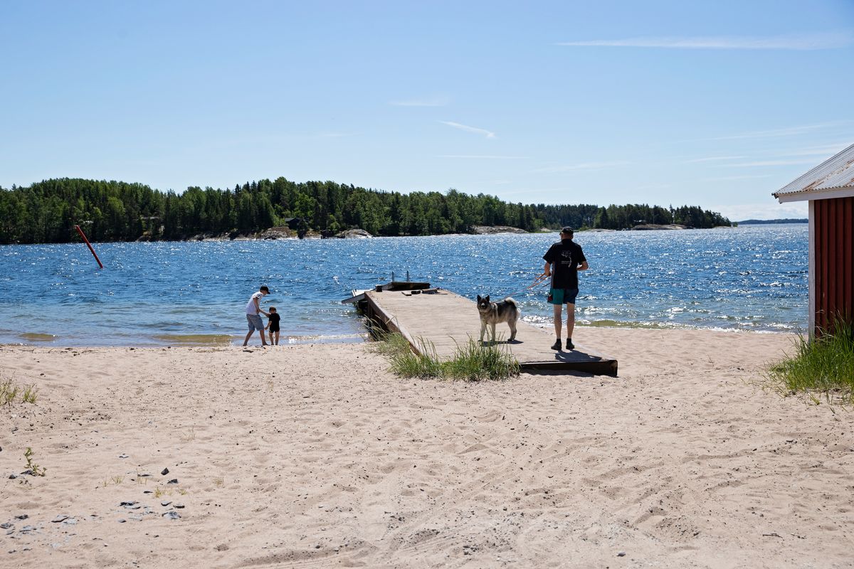 En sommardag i Lappvik. I dag är barn en sällsynt syn på orten.