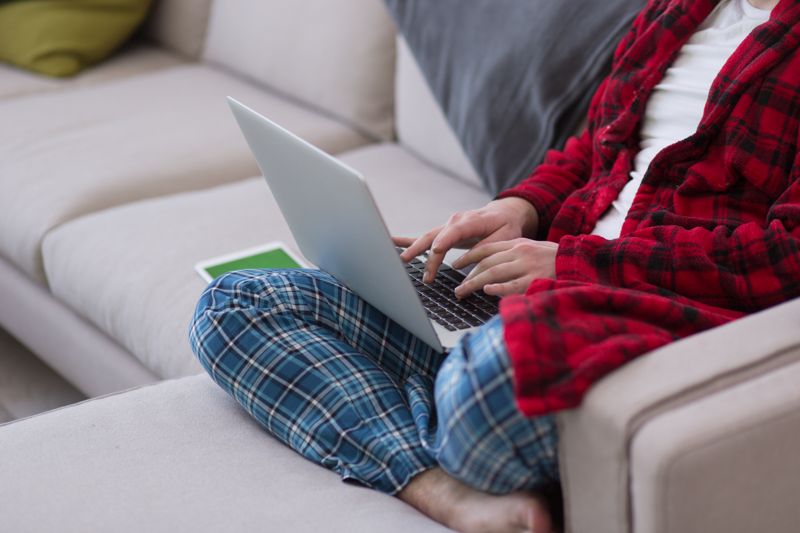 Distansarbete har försvårat identifikationen. Medarbetare surfar med sina privata internetanslutningar och får således ip-adresser som inte hör till något företag. Leadfeeder har utvecklat en egen teknik som kan identifiera anställda som jobbar på distans.
