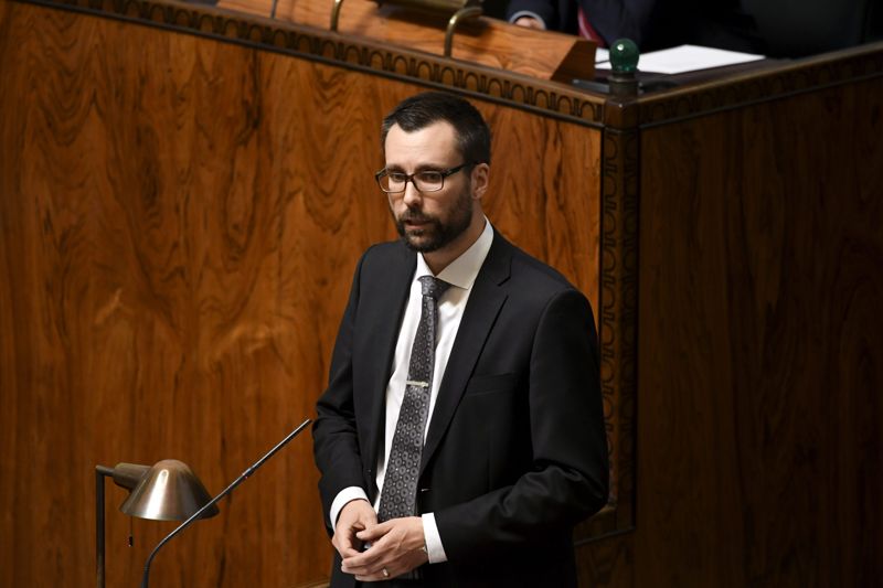 Johan Kvarnström (SDP) säger att det kurdiska folkets vänskapsgrupp i riksdagen medvetet har undvikit att gå in i sådan en offentlig diskussion som riskerar gå på Erdogans villkor, till exempel om ”vem som är terrorist eller inte”.