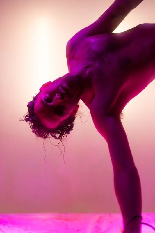 Martin Paul har tidigare gjort performanceföreställningar med Glitcher. Han har också synts i rollen som Stefan i Klaus Härös film Livet efter döden (2020).