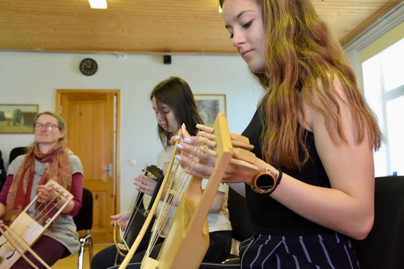 17-åringen Merilyn Juhkam (längst till höger), Katarina Kõiveer (15) och musikläraren Helle Suurlaht spelar estlandssvenska folkvisor i Hambergs hus i Hapsal.