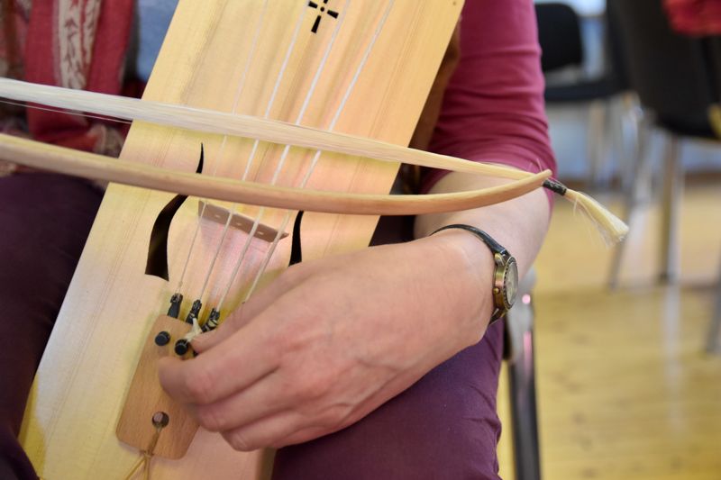 I slutet av 1800-talet brändes tagelharpor på bål. Sedan föll instrumentet i glömska. Nu återupplivas konsten att spela tagelharpa i Estlands svenskbygder.