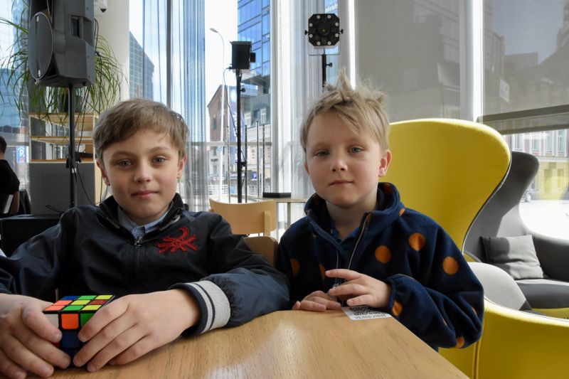 Nils (11, till vänster) och Ludvig (6) Hertsius balanserar mellan svenska och estniska i vardagen i Tallinn, eller Reval som staden också kallas på svenska.