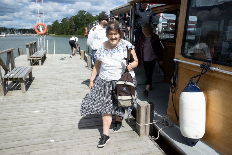 Päivi Nyholm tar ofta turbåten från Nokkala till Stora Kalvholmen. – Luften är så frisk i skärgården, mycket svalare än i Mattby, säger hon.
