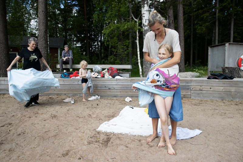 Stora Kalvholmens badstrand är familjen Selins sommarparadis, här trivs såväl Eija Selin som dottern Inari Selin och barnbarnen Jon och Sini.