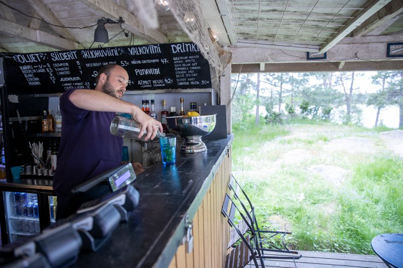 Bruno Mustelin är studerande och trivs ypperligt med sommarjobbet som servitör på Stora Kalvholmen i Esbo skärgård, där han bland annat blandar mojitos på Gula Villans uteservering.