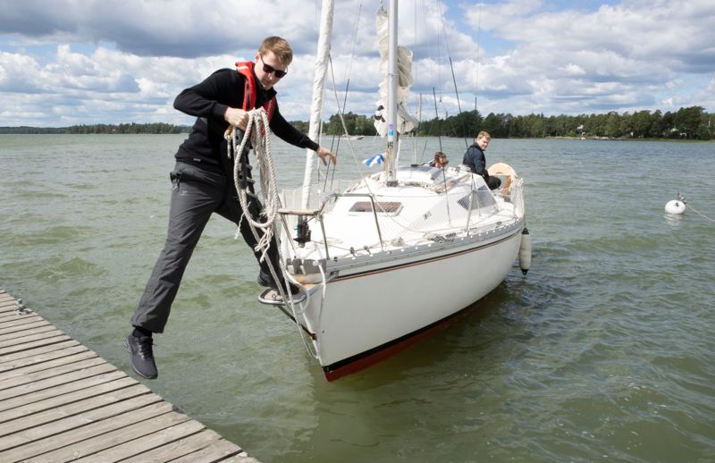 Joel Rämö hoppar först i land när segelbåten Jeanne med besättning från Helsingfors tar lunchpaus på Stora Kalvholmen i Esbo. Kompisgänget är ute på en kort seglats i hemtrakterna, ett genrep inför sommarens längre seglats.