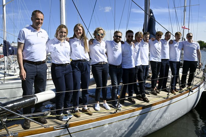 Tapio Lehtinens helfinska team ska segla jorden runt om ett drygt år.