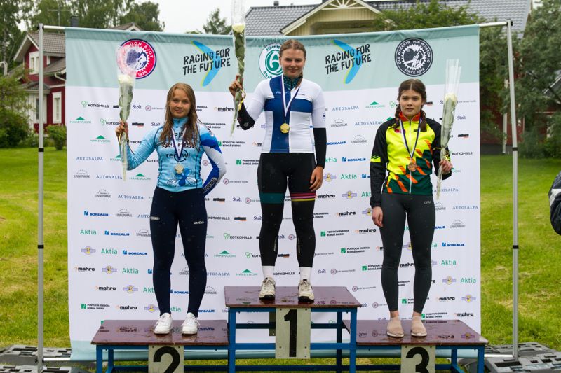 I damernas U18-kategori tog IK32:s Erika Ingves guld före Heidi Antikainen och Anni Tapio.