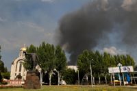Rök från artilleriangripen byggnad i Donetsk i fredags.