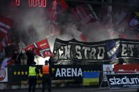 HIFK fans på läktaren under nattmatchen 18.6.