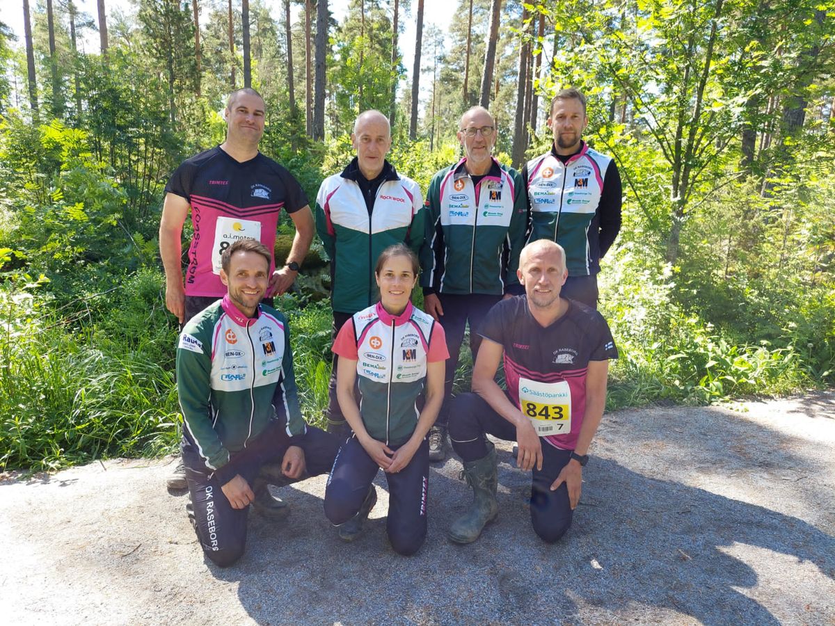 Laget Forsström med Benny (uppe fr.v), Sune, Ove och Ville, samt nere Calle, Sara (Lindholm) och Oscar lyckades bra i Jukola.