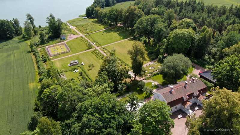 Den vackra trädgården vid Wohls gård öppnas för allsång på tisdag.
