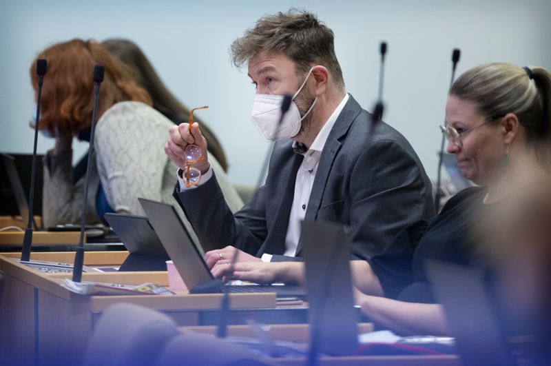 Timo Harakka (SDP) och andra politiker under ett av Helsingfors stadsfullmäktiges möten i fjol.