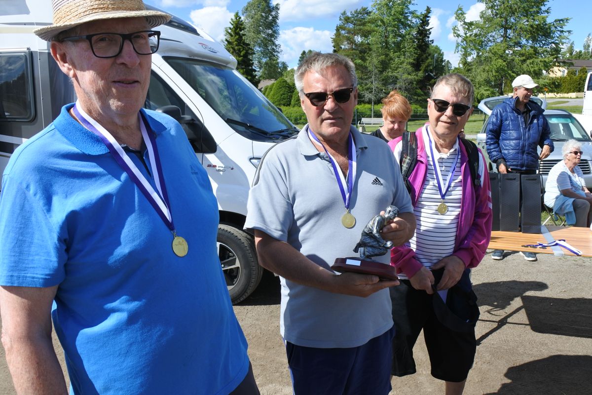 Timo Heiskanen, Tom Laitinen och Henry Lemström från Sjundeå tog hem segern i Nylandsmästerskapen i boule som ordnades av Svenska Pensionärsförbundet förra veckan.