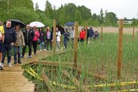 Ett femtiotal Lovisabor trotsade regnet och fick se hur den kommande naturparken ska se ut.