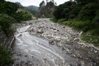 Europeiska miljöaktivister ska sätta upp ett staket för att filtrera bort tusentals ton plastavfall i floden Las Vacas i Guatemala. Avsikten är att hejda enorma mängder plastavfall att rinna ut i Karibiska havet varje år. Nedskräpningen är bara en liten orsak till att naturens mångfald utarmas hela tiden, men den visar på ohållbar produktion och konsumtion.