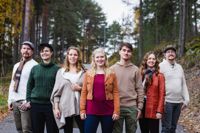 Bandmedlemmarna i folkpopbandet Mandys Nyckel jobbar till vardags som musiker och musikpedagoger i Borgå, Helsingfors, Vanda, Grankulla, Raseborg och Åbo.