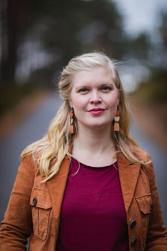 Amanda Henriksson skriver stora delar av texten och musiken till Mandys Nyckel, som gett ut albumen Möjligheter (2015), Wind (2018) och Sov min älskling (2022).