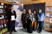Chefredaktör Christian Lång, språkgranskare Ulla Holmberg, grafiska formgivaren Hilda Forss, ordförande Viveca Dahl och lokalredaktör Rita Nordström-Lytz var på plats under prisceremonin i Vasa på lördagen.