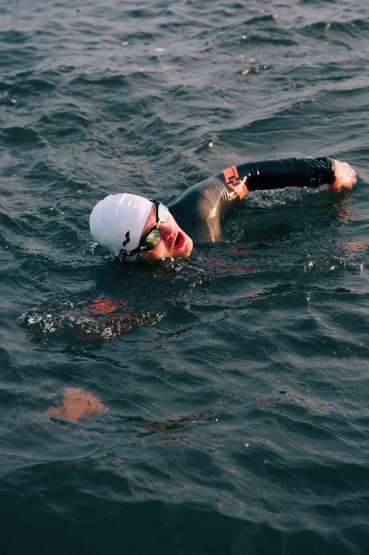 24-åriga Gustav Kvikant simmar över Östersjön i gott ändamål för Östersjön. Hela projektet går under namnet The Baltic Swim 2022 och samlar in pengar via sin hemsida, där vem som helst kan gå in och donera en summa.