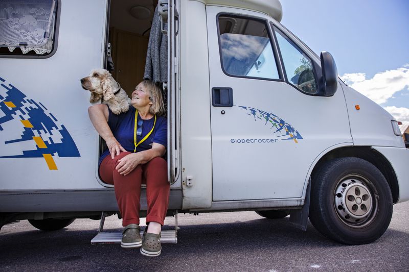 Marianne Tapper lever upp till sitt namn och har frimodigt rest runt ensam i världen. "Jag tycker bilden förmedlar frihetskänslan som husbilslivet innebär", säger Lina Enlund.