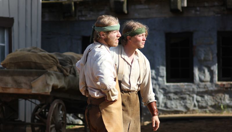 Otto Nyholm (till höger) drömmer om att vara stuntman i någon actionfilm med "häftig koreografi". I sommar är han aktuell som stuntman vid äventyrsparken High Chaparral i Sverige.
