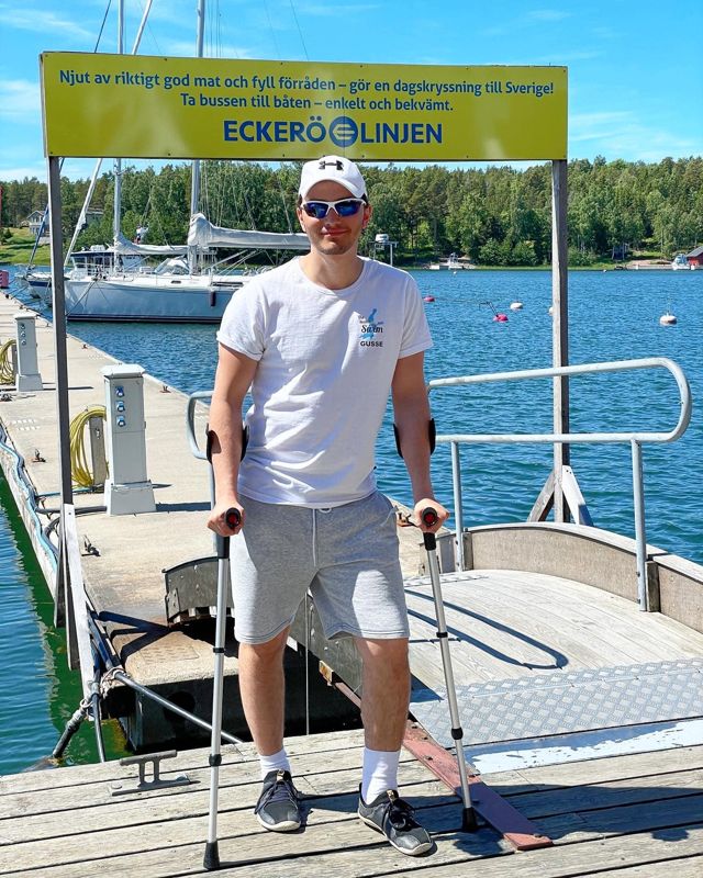 Kryckor och stukad fot hindrade inte Gustav Kvikant från att fortsätta simma dagen efter.