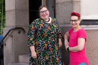 Nina Wiklund och Roberta Roo ansvarar för Lovisa historiska hus.