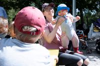 De stigande levnadskostnaderna stjälper inte familjens ekonomi, säger Tarja med dottern Aamu i famnen, men visst väljer hon noggrannare vad hon handlar.