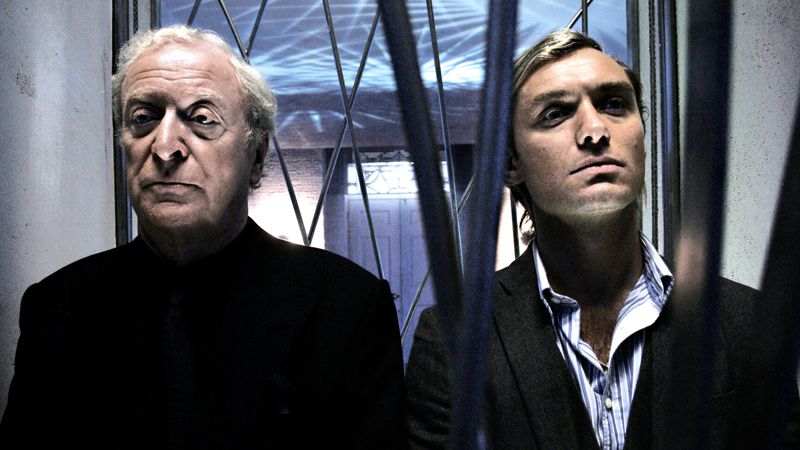 Michael Caine och Jude Law i Skuggspel.