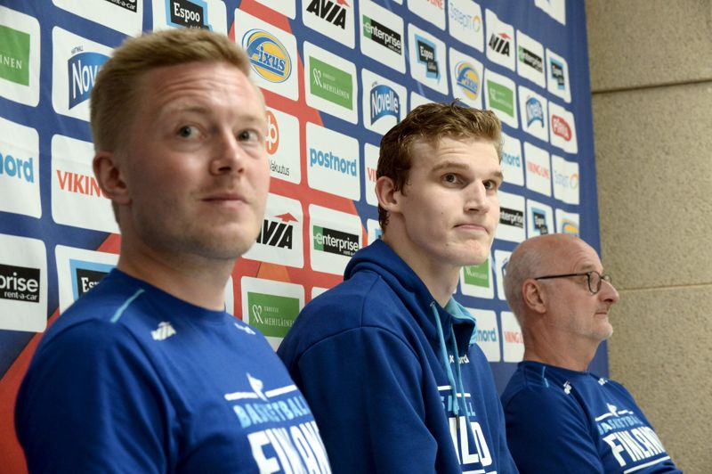 Lassi Tuovi (till vänster) tar officiellt över som ny chefstränare på söndag. Han är glad att basketlandslaget har tid att samlas i sommar och ser fram emot de kommande VM-kvalmatcherna. I bakgrunden Lauri Markkanen och Henrik Dettmann.