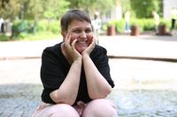 Filippa Hella är aktuell med diktsamlingen Jag lindar mitt hjärta.