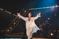 Musikalstjärnan Peter Jöback bjöd på fenomenala falsettoner i Jesus Christ Superstar i Helsingfors ishall. Jöback blev den första personen från Europa att spela Fantomen "The Phantom of the Opera" på Broadway sedan originaluppsättningen.