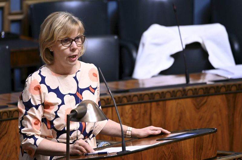 Finland tillämpar internationella konventioner när Turkiets begäran om utlämning av 12 terroriststämplade personer behandlas, säger Anna-Maja Henriksson.